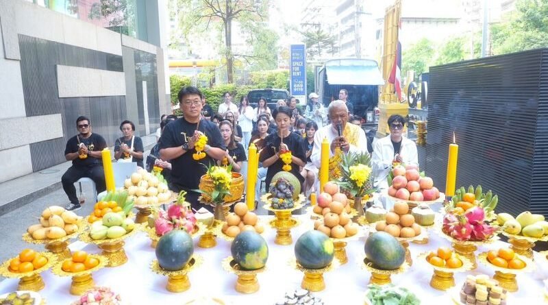 “สันต์ ศรีแก้วหล่อ” นำทีมบวงสรวงละคร “โนห์รา” จับคู่ “เพชร-เพลงขวัญ” ปะทะคารม “กัปตัน-เคลลี่-น้ำฝน”